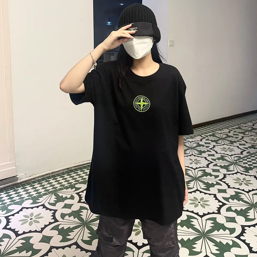 W622#P110💰 [Stone lsland/Stone Island summer new short-sleeved T-shirt with small compass print on the chest] ⚠️[Original creation with high control of details] - Made of 260 grams of combed cotton with 32-count double yarn, soft and comfortable to the touch, sweat-absorbent and breathable. - Simple, basic and versatile style, original quality, the first choice for couples. - Made in a large factory, four needles and five threads on the shoulder, neatly arranged, high quality workmanship. - Same style for men and women. Very versatile, one piece for everyone, details are clearly visible. Color: Black White Size: M L